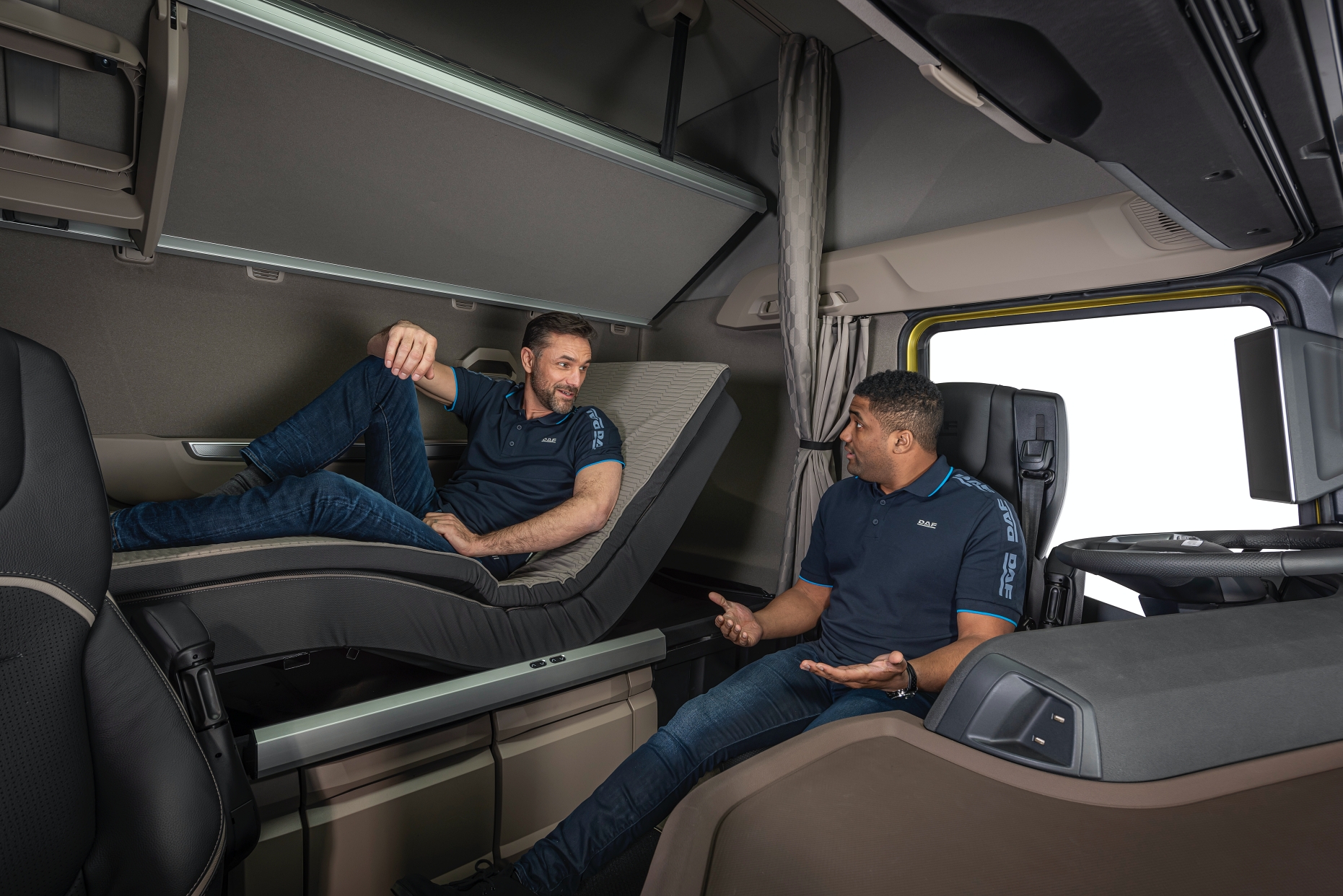 DAF_NEW_XFSwivel_chairs_and_relax_bed_for_unmatched_driver_comfort_in_New_Generation_DAF_trucks.jpg